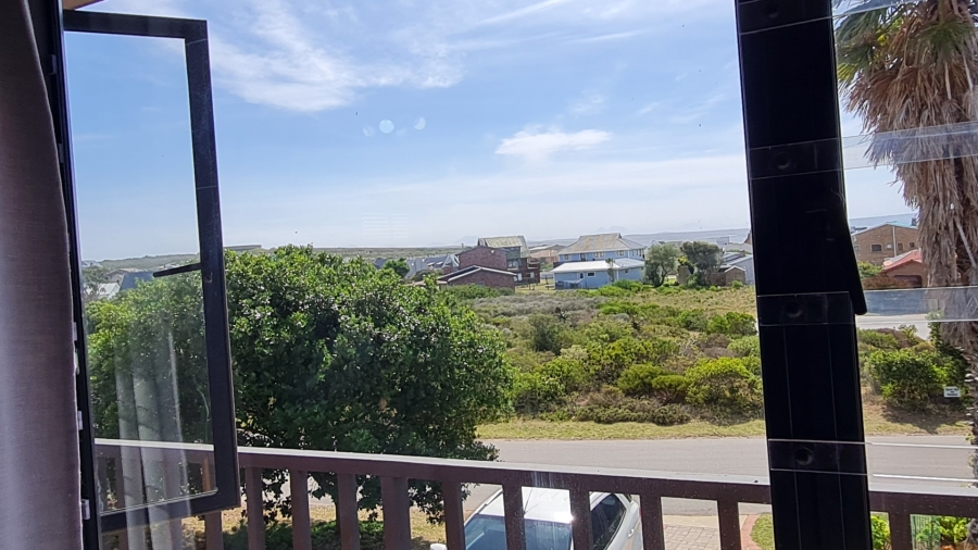 4 Bedroom Property for Sale in Boggomsbaai Western Cape